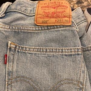 Vintage 80s Levi’s 505 straight fit. 29x30 great condition like new. No tears